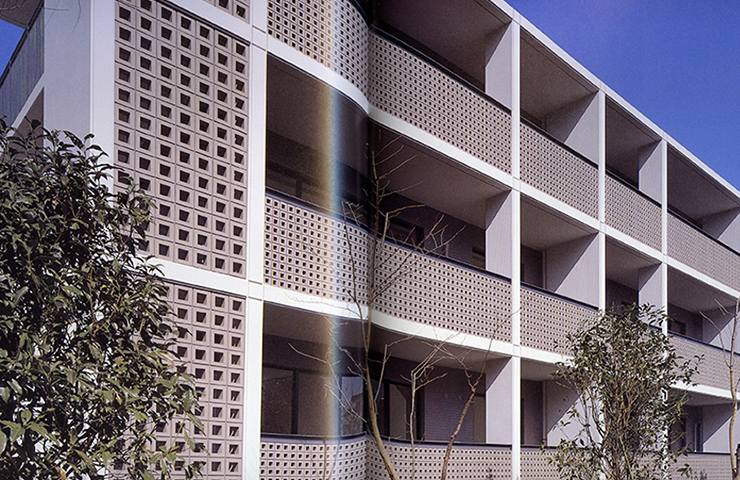 孔空きブロックとタイルを組み合わせた集合住宅