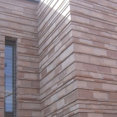 5種類の形状のタイルをランダムに組合せた、乾式工法の外壁