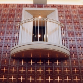300角鋳込みタイルの孔空き部から間接光をとり、しかもライト風な雰囲気に